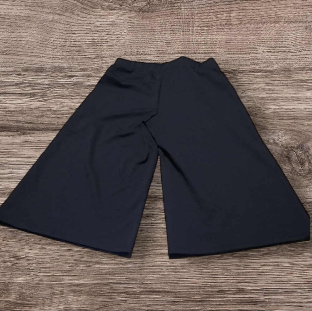 WOMEN'S KATE & MALLORY FLARE CAPRI LEGGINGS - Picture 5 of 7